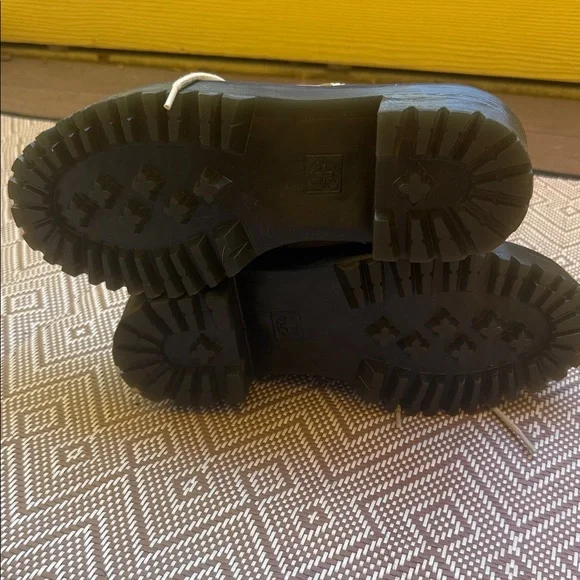 Dr. Martens “Leona” Boots in Color Bone - Picture 5 of 5